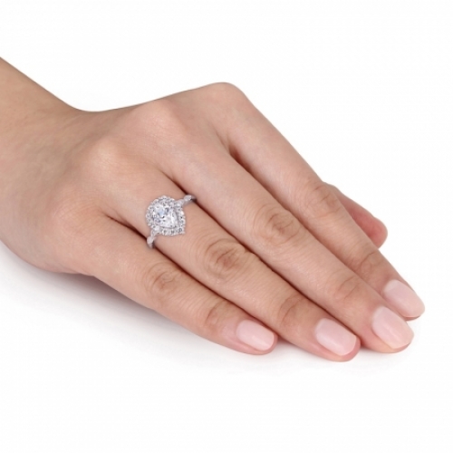 Помолвочное кольцо из белого золота с белым сапфиром и бриллиантами