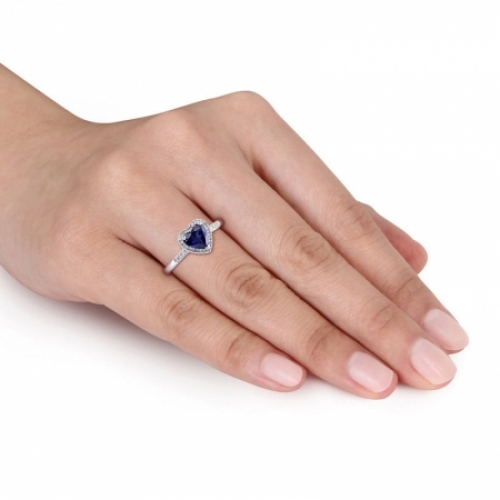 Помолвочное кольцо из белого золота с сапфиром огранки сердце 6*6 мм и россыпью бриллиантов