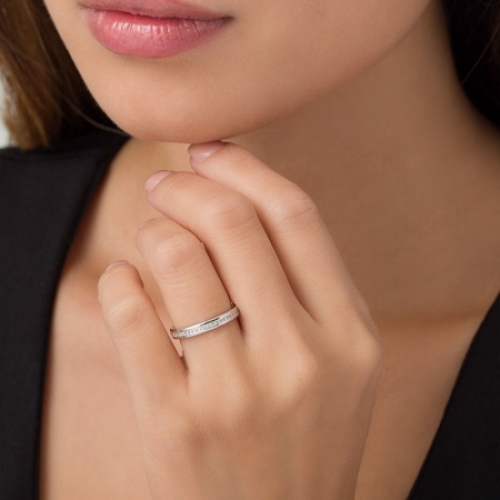 Обручальное кольцо из белого золота с бриллиантами огранки принцесса по окружности