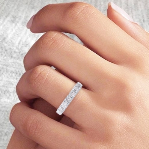 Обручальное кольцо дорожка из белого золота с крупными бриллиантами по окружности кольца