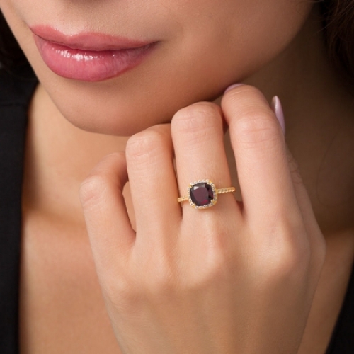 Женское кольцо из серебра 925 пробы с гранатом и топазами