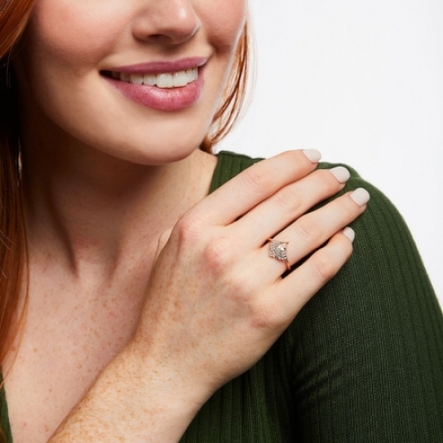 Женское кольцо из красного золота 585 пробы с морганитом и белым сапфиром