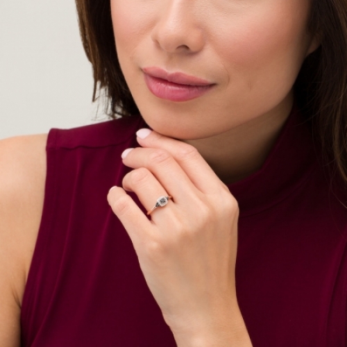 Женское кольцо из красного золота 585 пробы с черными и белыми бриллиантами