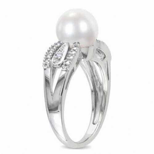 Женское кольцо из серебра с белым жемчугом и бриллиантом