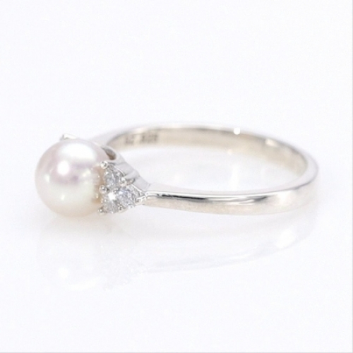 Женское кольцо из серебра с белым жемчугом и бриллиантом