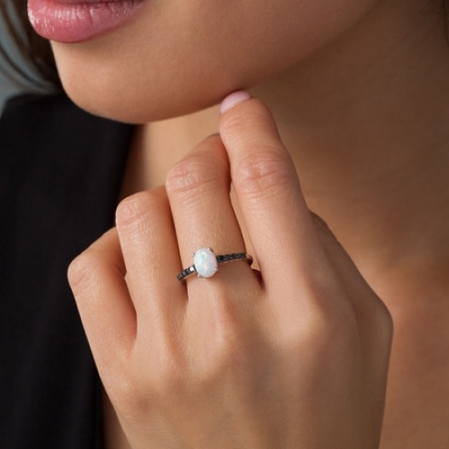 Женское кольцо из серебра с опалом и черным бриллиантом