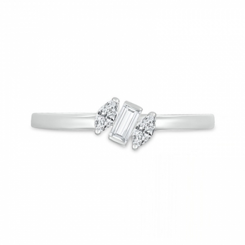 Женское кольцо из серебра с белыми сапфирами
