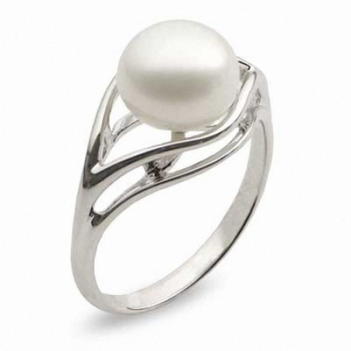 Женское кольцо из серебра с белым жемчугом