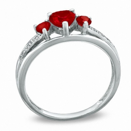 Женское кольцо из серебра с рубином