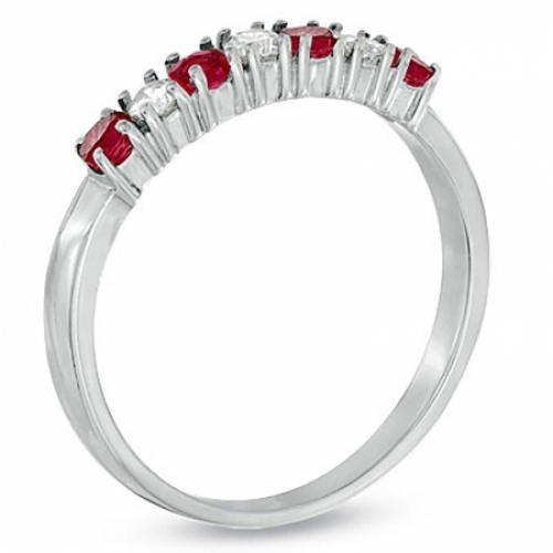 Женское кольцо из платины с рубином и бриллиантами