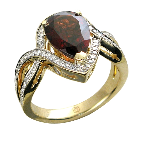 Женское кольцо из желтого золота 585 пробы с гранатом и бриллиантом