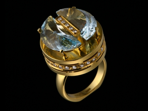 Кольцо из желтого золота с бриллиантом, топазом