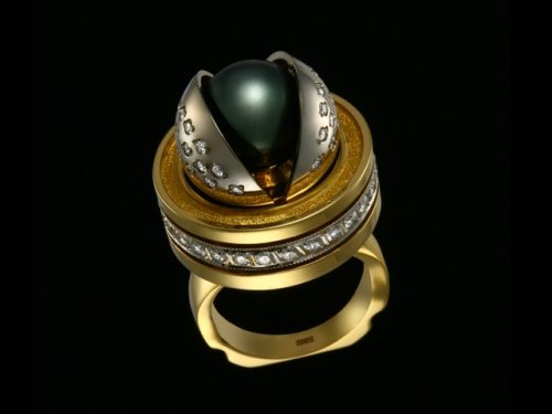 Кольцо из желтого золота с морским жемчугом и бриллиантом