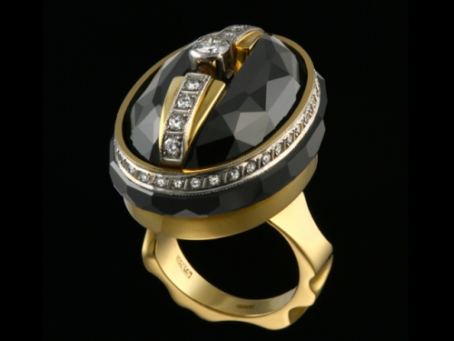 Кольцо из желтого золота с агатом и бриллиантом