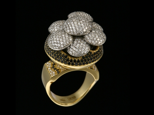 Кольцо из желтого золота с бриллиантом, чёрным бриллиантом