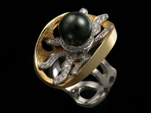 Кольцо из комбинированного золота с черным жемчугом и бриллиантом