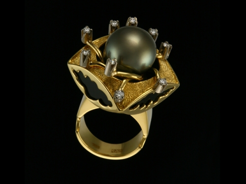 Кольцо из комбинированного золота с жемчугом черным