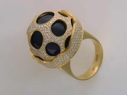 Кольцо из комбинированного золота с аметистом и бриллиантом