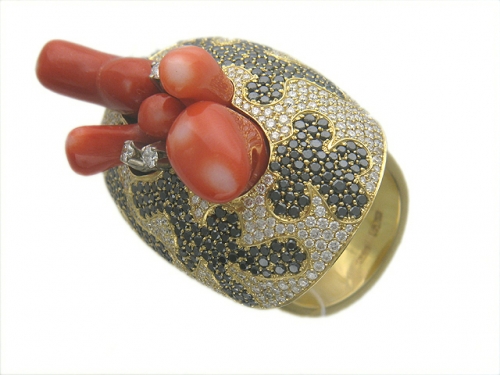 Кольцо из комбинированного золота с кораллом, бриллиантом