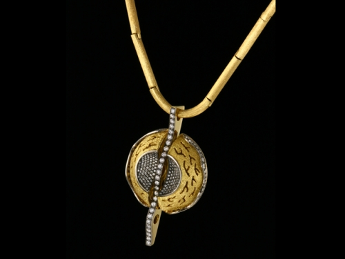 Колье из комбинированного золота с бриллиантом