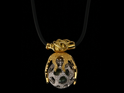Колье из комбинированного золота с черным жемчугом и бриллиантом