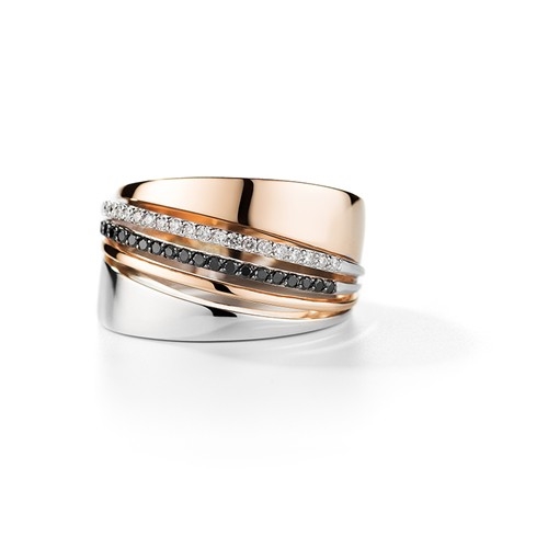 Женское кольцо из золота с черным бриллиантом и бриллиантом