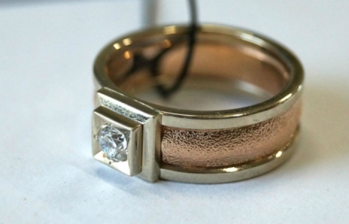 Т-35511 мужское кольцо с большим бриллиантом