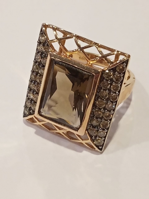 Кольцо из красного золота с раухтопазом и бриллиантом