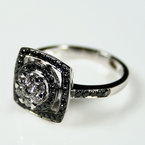 Кольцо из белого золота с черным бриллиантом и бриллиантом