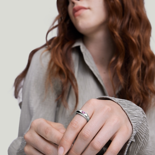 Женское кольцо из серебра с родолитом