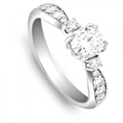 Помолвочное кольцо из белого с бриллиантами