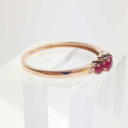 Кольцо из красного золота рубином и бриллиантом