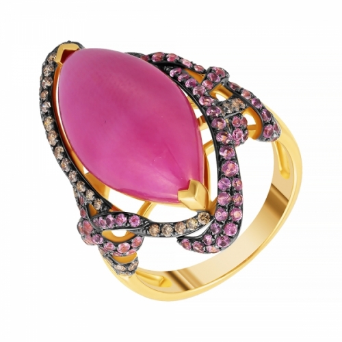 Кольцо из золота с рубином выращенным, бриллиантами и сапфирами