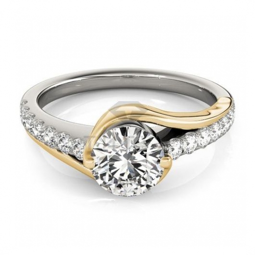 Помолвочное кольцо из золота двух цветов с муассанитами