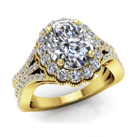 Модное кольцо с муассанитами из желтого золота