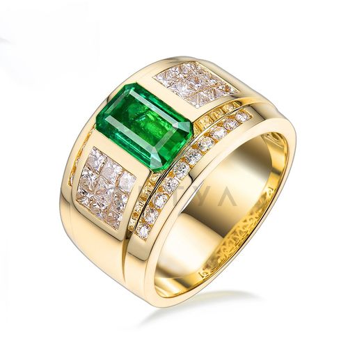 Мужское кольцо из желтого золота с изумрудом, бриллиантами