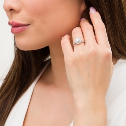 Женское кольцо из белого золота 585 пробы с бриллиантами и белым сапфиром