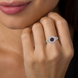 Женское кольцо из белого золота 585 пробы с гранатом и бриллиантами