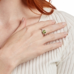 Женское кольцо из белого золота 585 пробы с перидотом и бриллиантами