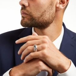 Мужское кольцо из белого золота 585 пробы с черным бриллиантом и сапфиром