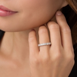 Обручальное кольцо из белого золота с большими бриллиантами по окружности