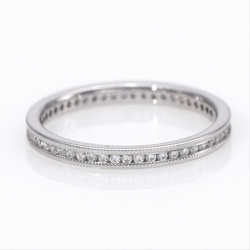 Обручальное кольцо из белого золота с бриллиантами по окружности