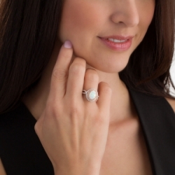 Женское кольцо из серебра 925 пробы с опалом и белым топазом