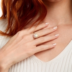 Женское кольцо из серебра 925 пробы с опалом и белым сапфиром