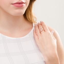 Женское кольцо из красного золота 585 пробы с морганитом и бриллиантами