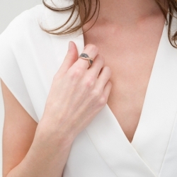 Женское кольцо из серебра 925 пробы с черными и белыми бриллиантами