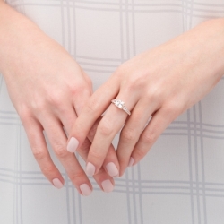 Помолвочное кольцо из серебра 925 пробы с белыми сапфирами