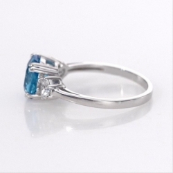 Женское кольцо из серебра с топазом и белым сапфиром