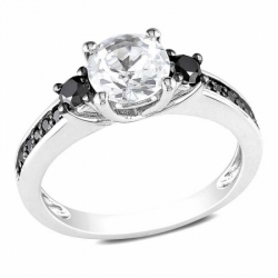 Женское кольцо из серебра с белым сапфиром и черным бриллиантом