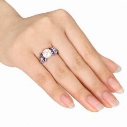 Женское кольцо из серебра с белым жемчугом, аметистом и танзанитом